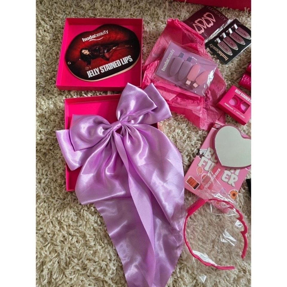 Huda Beauty bundle / PR-style set with box and multiple accessories. - Picture 4 of 8